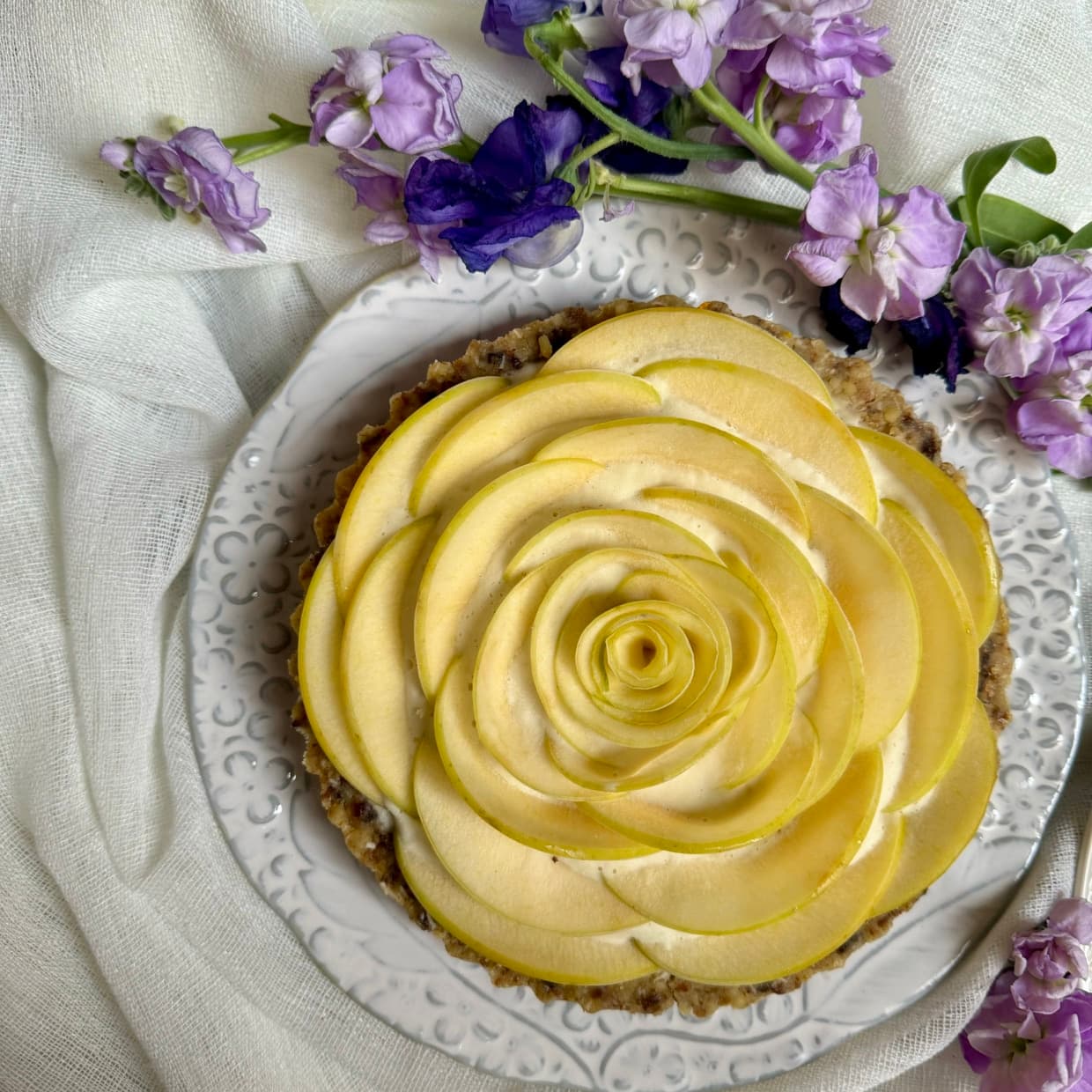 トキりんごのローズタルト